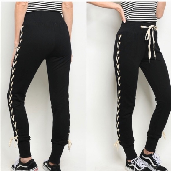 Lace Up Leggings - Picture 3 of 4